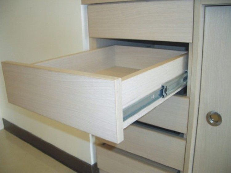 对于木工现场制作的家具抽屉,是一定要安装抽屉滑轮的.