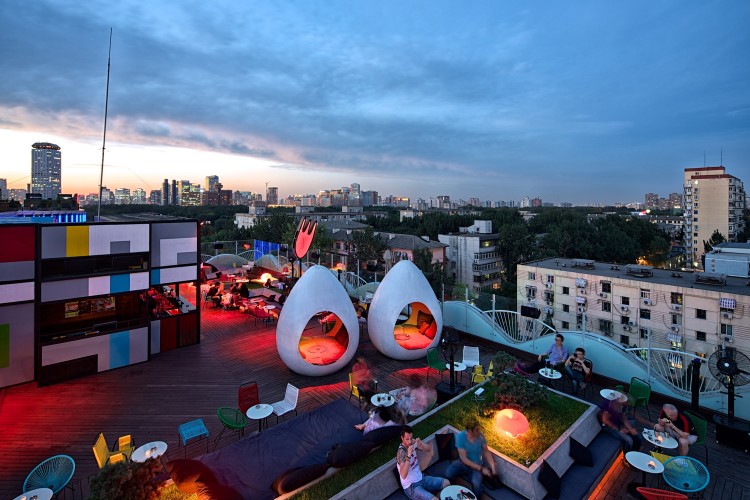 ▼三里屯的露天酒吧.